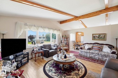 15204 75A Street Nw, Edmonton, AB - Indoor Photo Showing Living Room
