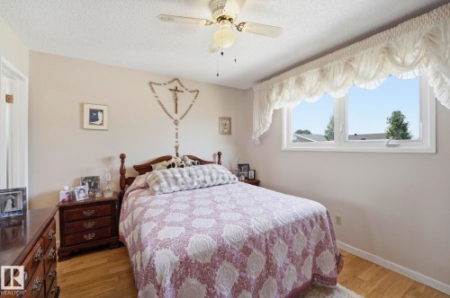 15204 75A Street Nw, Edmonton, AB - Indoor Photo Showing Bedroom