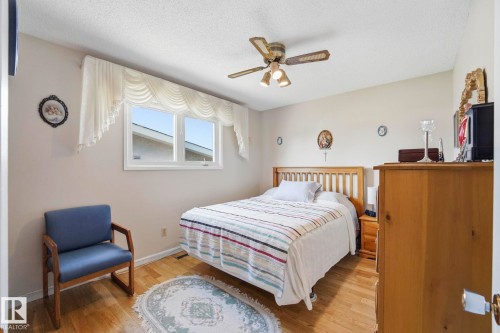 15204 75A Street Nw, Edmonton, AB - Indoor Photo Showing Bedroom