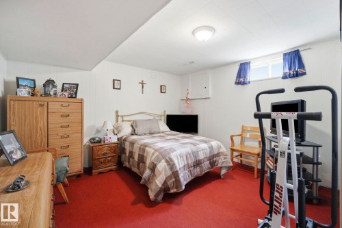 15204 75A Street Nw, Edmonton, AB - Indoor Photo Showing Bedroom