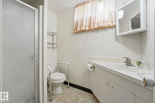 15204 75A Street Nw, Edmonton, AB - Indoor Photo Showing Bathroom