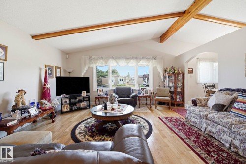 15204 75A Street Nw, Edmonton, AB - Indoor Photo Showing Living Room