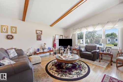 15204 75A Street Nw, Edmonton, AB - Indoor Photo Showing Living Room
