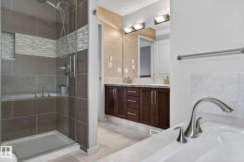 22068 95 Avenue Nw, Edmonton, AB - Indoor Photo Showing Bathroom