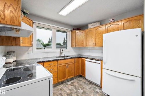 10972 35 Avenue Nw, Edmonton, AB - Indoor Photo Showing Kitchen
