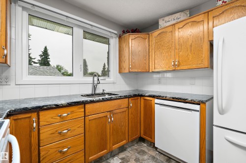 10972 35 Avenue Nw, Edmonton, AB - Indoor Photo Showing Kitchen