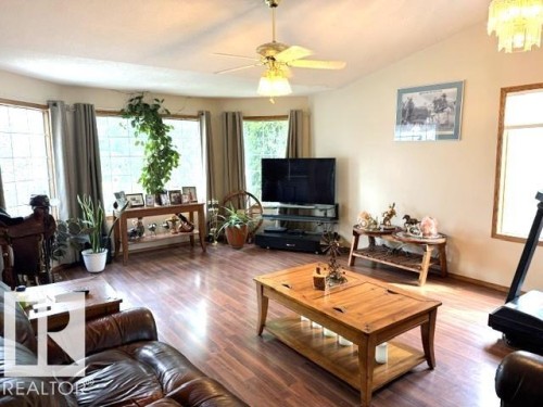 212 West Liberty Crescent, Millet, AB - Indoor Photo Showing Living Room