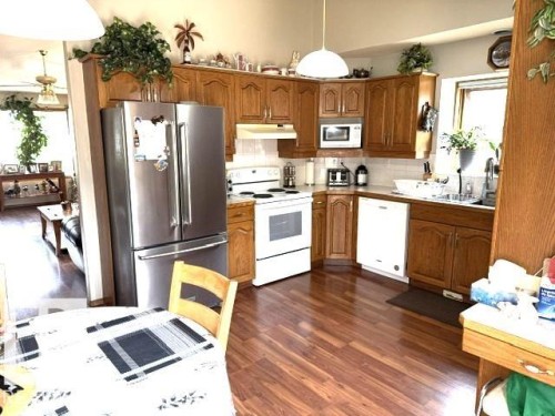 212 West Liberty Crescent, Millet, AB - Indoor Photo Showing Kitchen