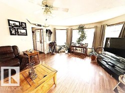 Vaulted ceilings, lots of windows and laminate flooring - 