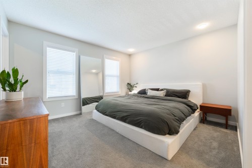 2617 Maple Way Nw, Edmonton, AB - Indoor Photo Showing Bedroom
