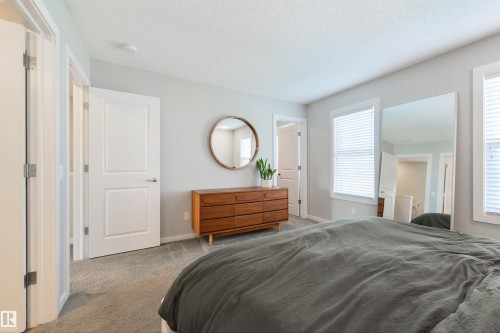2617 Maple Way Nw, Edmonton, AB - Indoor Photo Showing Bedroom