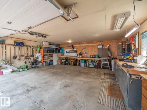 37 Springfield Crescent, St. Albert, AB - Indoor Photo Showing Garage