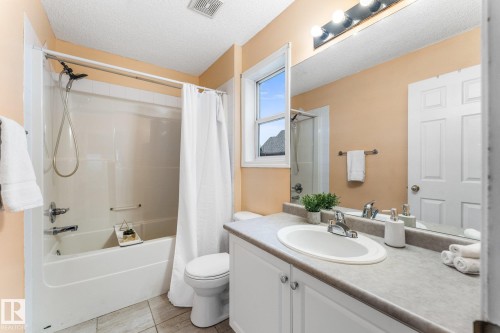 13148 151 Avenue Nw, Edmonton, AB - Indoor Photo Showing Bathroom