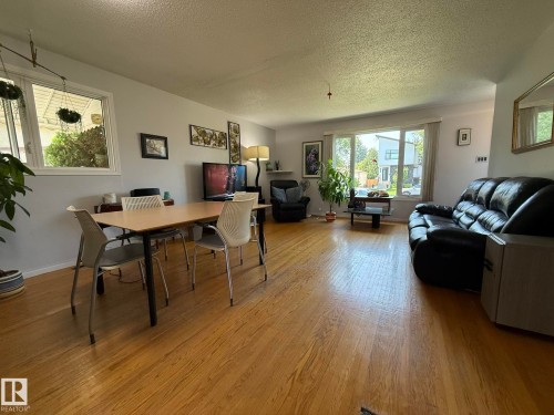 Expansive living area with wood-finish flooring - 10837 155 Street Nw, Edmonton, AB - Indoor Photo Showing Living Room