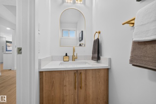 3320 130A Avenue Nw, Edmonton, AB - Indoor Photo Showing Bathroom