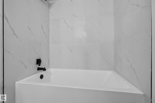 3320 130A Avenue Nw, Edmonton, AB - Indoor Photo Showing Bathroom