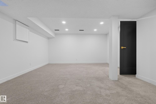 3320 130A Avenue Nw, Edmonton, AB - Indoor