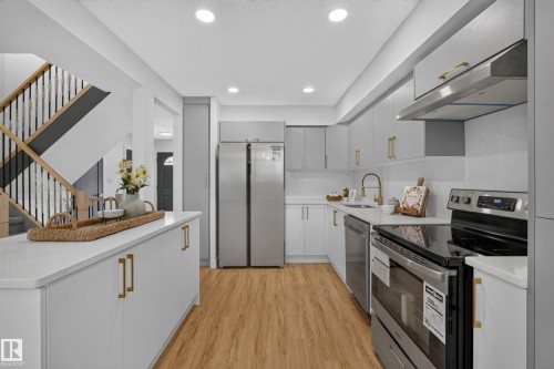 3320 130A Avenue Nw, Edmonton, AB - Indoor Photo Showing Kitchen With Upgraded Kitchen