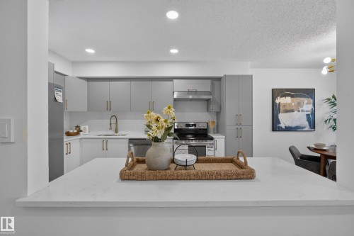 3320 130A Avenue Nw, Edmonton, AB - Indoor Photo Showing Kitchen With Upgraded Kitchen