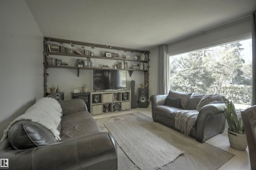 204 Mohr Avenue, Spruce Grove, AB - Indoor Photo Showing Living Room