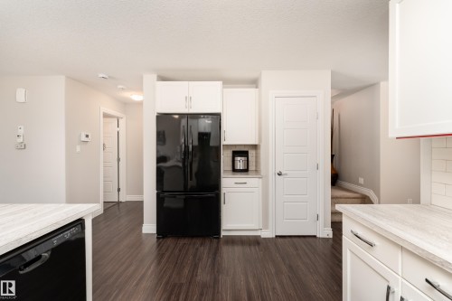 2338 Glenridding Boulevard Sw, Edmonton, AB - Indoor Photo Showing Kitchen