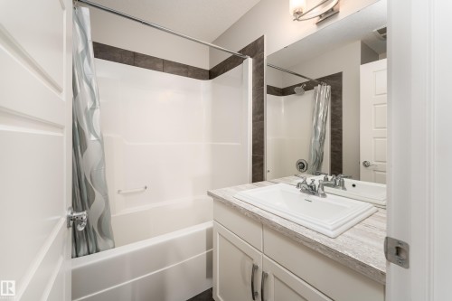 2338 Glenridding Boulevard Sw, Edmonton, AB - Indoor Photo Showing Bathroom