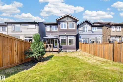 Spacious rear yard featuring natural grass landscaping and a full privacy fence - 4620 Alwood Way Sw, Edmonton, AB - Outdoor With Deck Patio Veranda