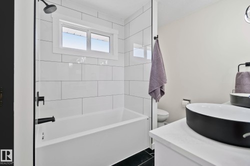 10619 35 Avenue Nw, Edmonton, AB - Indoor Photo Showing Bathroom