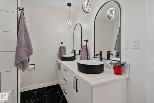 10619 35 Avenue Nw, Edmonton, AB - Indoor Photo Showing Bathroom