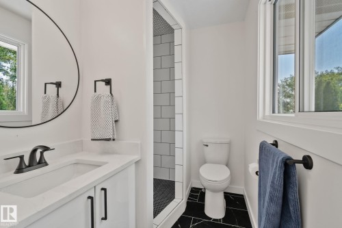 10619 35 Avenue Nw, Edmonton, AB - Indoor Photo Showing Bathroom
