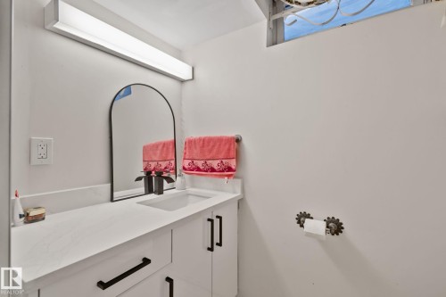 10619 35 Avenue Nw, Edmonton, AB - Indoor Photo Showing Bathroom