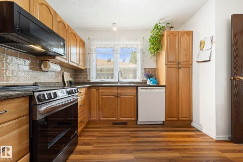 8704 43 Avenue Nw, Edmonton, AB - Indoor Photo Showing Kitchen