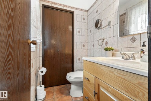 8704 43 Avenue Nw, Edmonton, AB - Indoor Photo Showing Bathroom