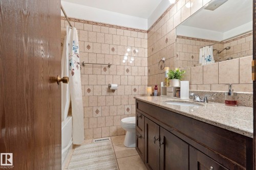 8704 43 Avenue Nw, Edmonton, AB - Indoor Photo Showing Bathroom