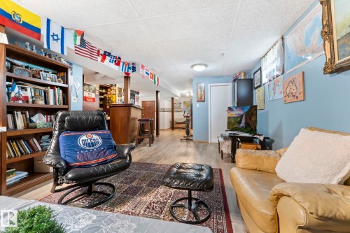 8704 43 Avenue Nw, Edmonton, AB - Indoor
