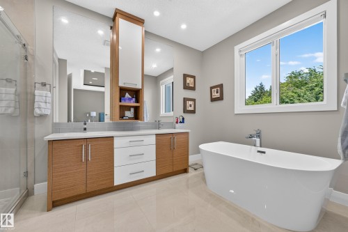 7544 78 Avenue Nw, Edmonton, AB - Indoor Photo Showing Bathroom