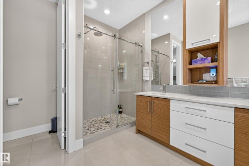 7544 78 Avenue Nw, Edmonton, AB - Indoor Photo Showing Bathroom