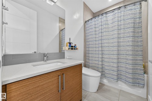 7544 78 Avenue Nw, Edmonton, AB - Indoor Photo Showing Bathroom