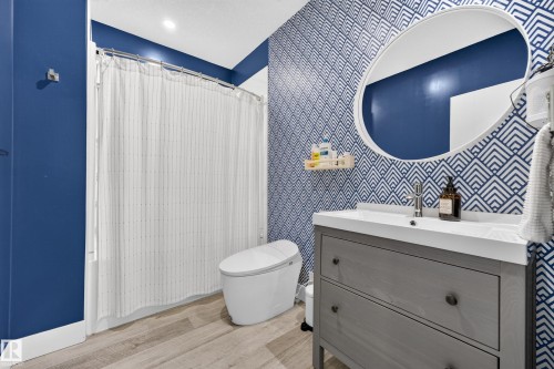 7544 78 Avenue Nw, Edmonton, AB - Indoor Photo Showing Bathroom