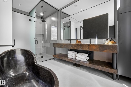 14035 104 Avenue Nw, Edmonton, AB - Indoor Photo Showing Bathroom