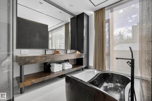 14035 104 Avenue Nw, Edmonton, AB - Indoor Photo Showing Kitchen