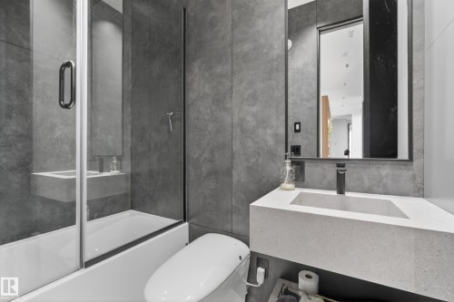 14035 104 Avenue Nw, Edmonton, AB - Indoor Photo Showing Bathroom