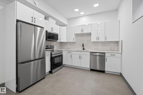 14035 104 Avenue Nw, Edmonton, AB - Indoor Photo Showing Kitchen