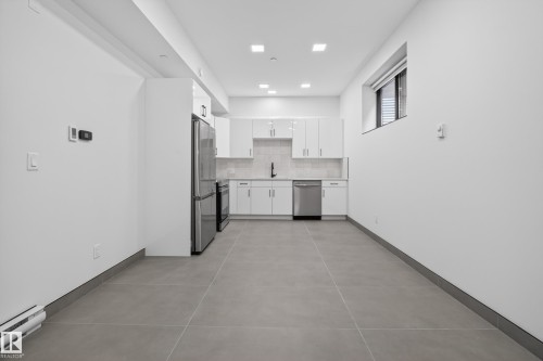 14035 104 Avenue Nw, Edmonton, AB - Indoor Photo Showing Kitchen