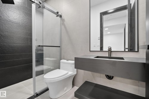 14035 104 Avenue Nw, Edmonton, AB - Indoor Photo Showing Bathroom