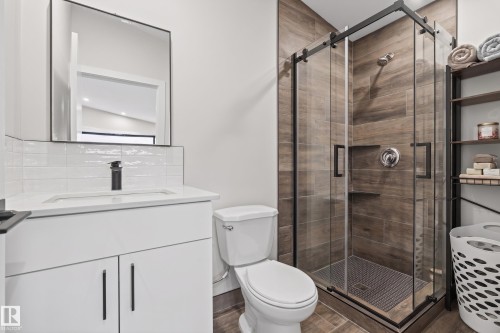 14035 104 Avenue Nw, Edmonton, AB - Indoor Photo Showing Bathroom