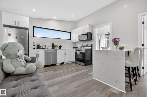 14035 104 Avenue Nw, Edmonton, AB - Indoor Photo Showing Kitchen