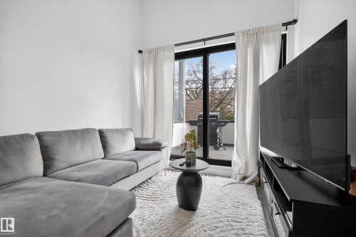 14035 104 Avenue Nw, Edmonton, AB - Indoor Photo Showing Living Room