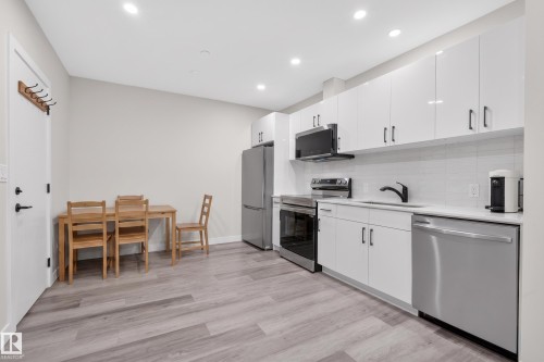14035 104 Avenue Nw, Edmonton, AB - Indoor Photo Showing Kitchen