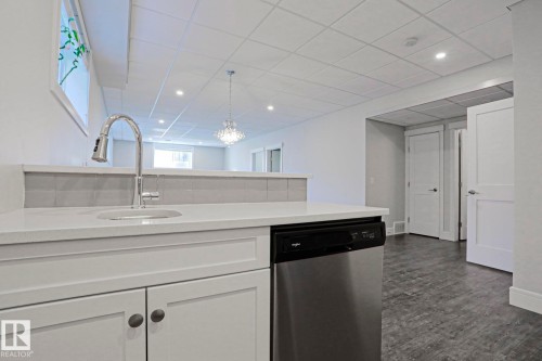 9711 223 Street Nw, Edmonton, AB - Indoor Photo Showing Kitchen